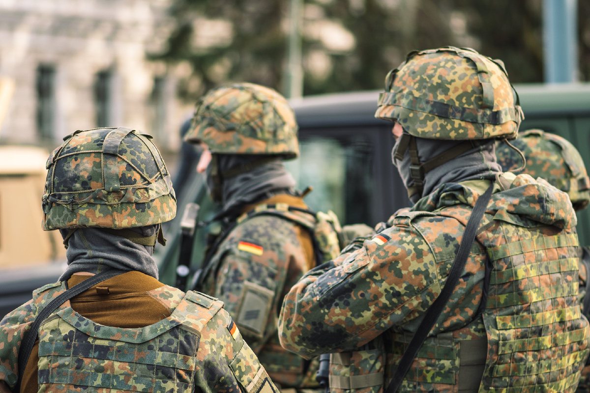Солдаты немецкой армии в форме с дробовиками, винтовками и военной техникой, джипами и «Хамви», армейские подразделения, готовые к боевым действиям, учениям или войне в городе Вильнюс, Литва. (©Getty Images).