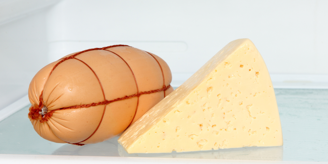 Изменится ли вкус колбасы в холодильнике, если ее положить в один пакет с сыром