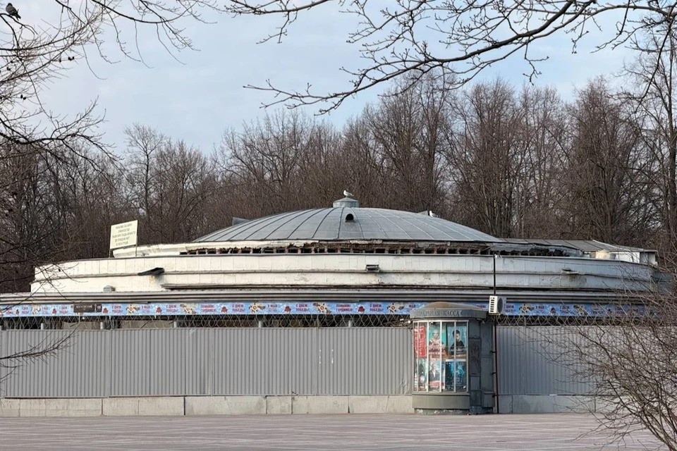    Пассажиры будут наступать на немецкие шевроны на станции метро "Парк победы". Фото: t.me/podzemnik_spb