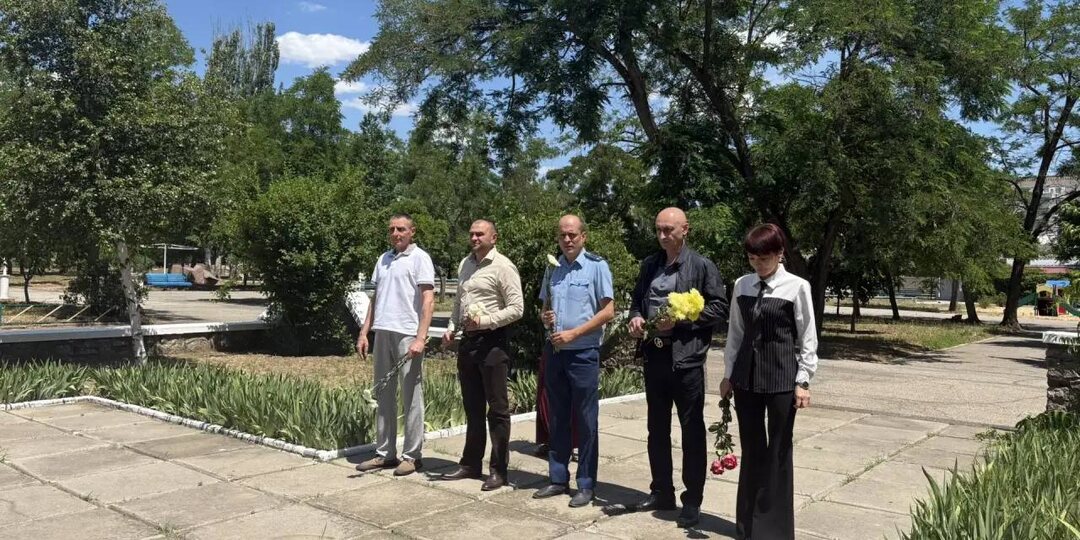 В День памяти и скорби в Новокаховском МО возложили цветы к памятнику героям ВОВ