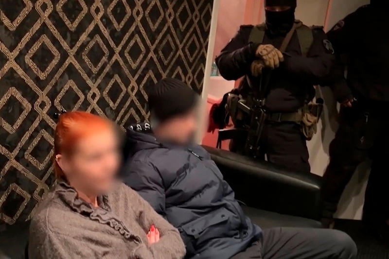   Дело слушалось в городском суде. Обвиняемые - двое мужчин и четыре женщин в возрасте от 23 до 51 года.