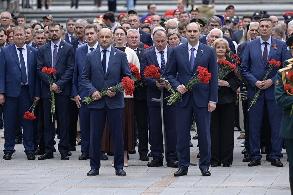    Свердловские власти почтили память героев минутой молчания. Фото: Департамент информационной политики Свердловской области