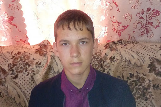 Максим нашёл друга в воде на ощупь. Малышей отправил за взрослыми, а сам начал делать массаж сердца
