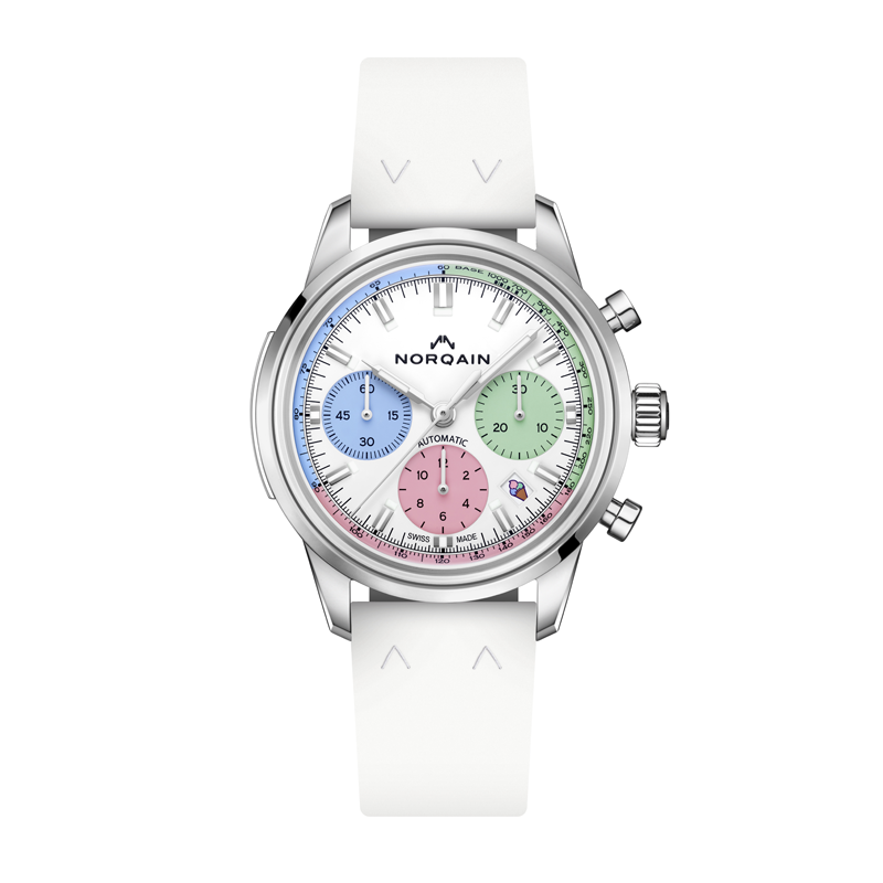 Хронограф NORQAIN Freedom 60 Chrono 40 “Enjoy Life” в 40 мм стальном корпусе и на каучуковом ремешке с разноцветной тахиметрической шкалой, указателем даты в окне на «4:30»