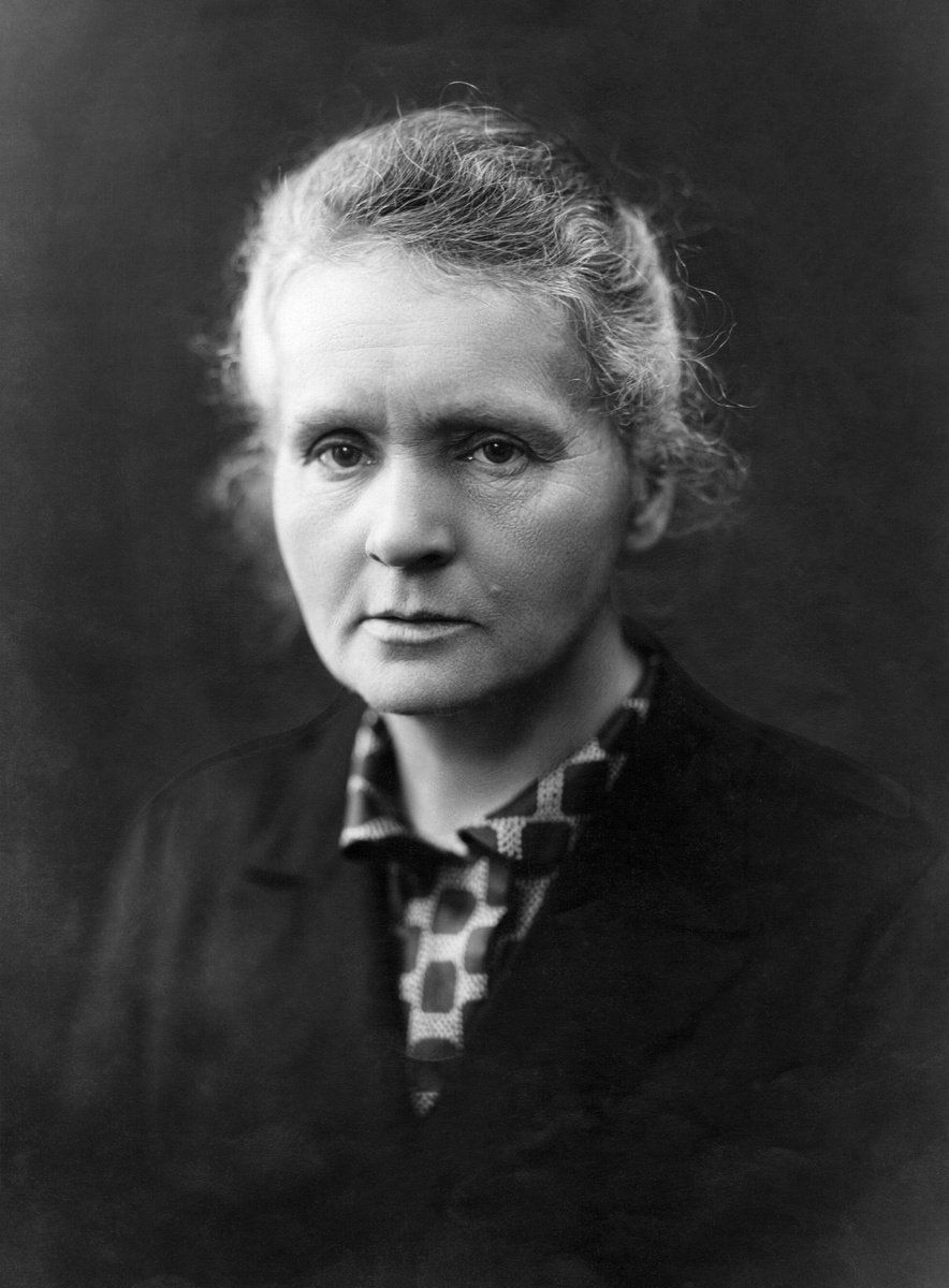 Мария Склодовская-Кюри (1867–1934), студийный портрет 1920-х годов. К этому времени она дважды нобелевский лауреат и самый известный учёный-женщина в мире. Источник: Wikimedia Commons, файл Marie Curie c. 1920s.jpg. Статус: общественное достояние (PD).