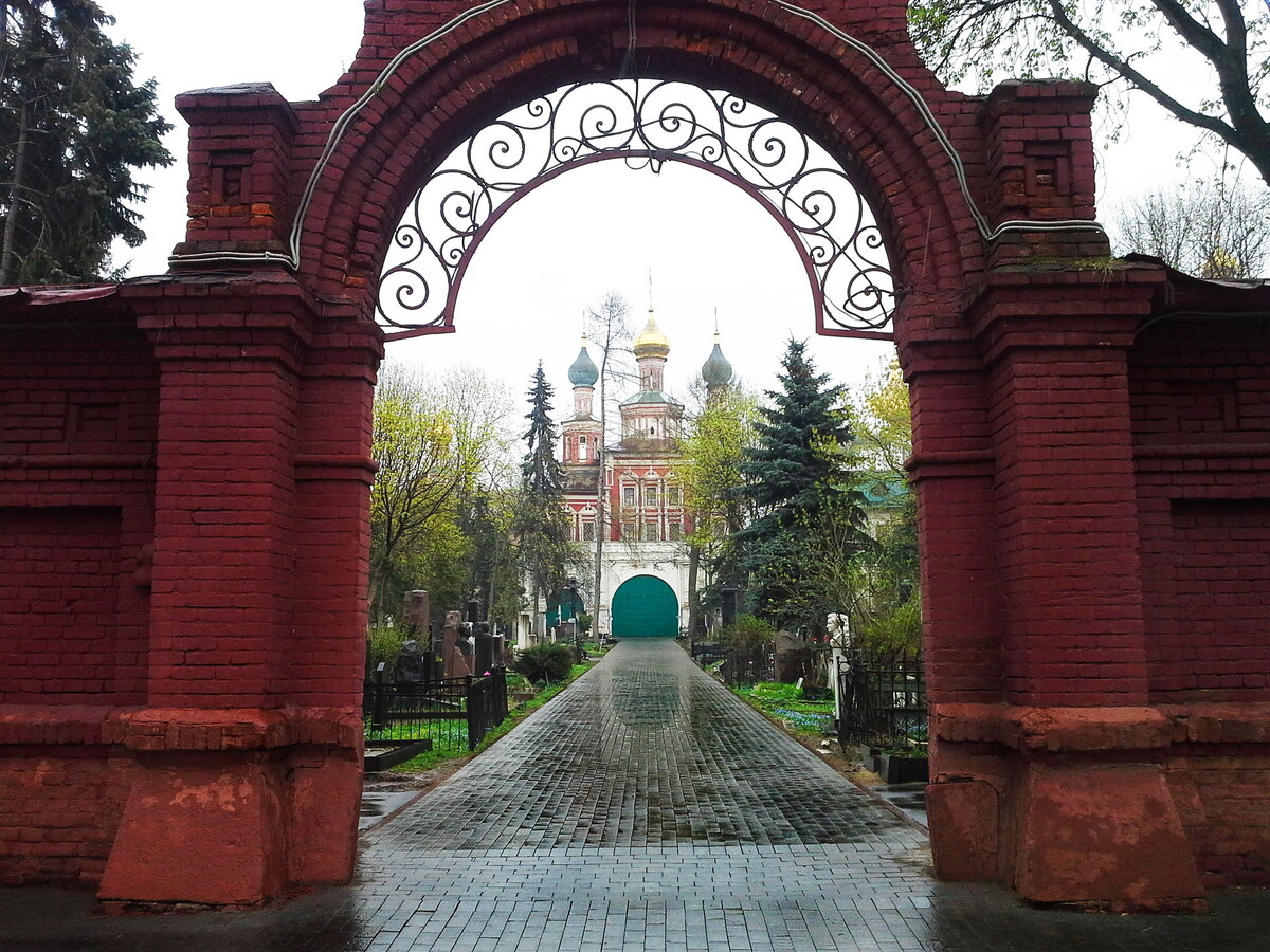 Прогулка по Новодевичьему некрополю — это всегда погружение в глубокую историю.