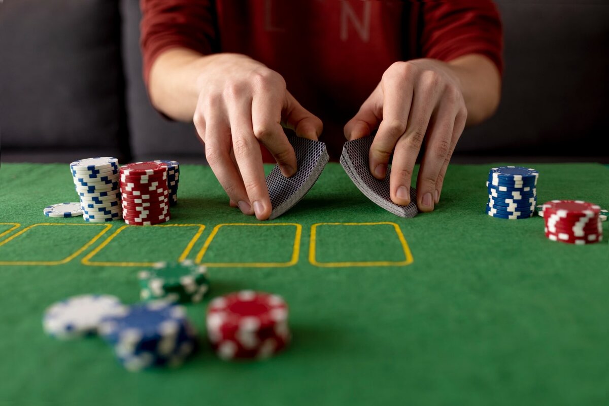    Фото: https://ru.freepik.com/free-photo/friends-havinf-fun-while-playing-poker_22633128.htm#fromView=search&page=1&position=1&uuid=ca555559-acac-4ffd-b5c2-209df45b3897&query=%D0%B0%D0%B7%D0%B0%D1%80%D1%82%D0%BD%D1%8B%D0%B5+%D0%B8%D0%B3%D1%80%D1%8B