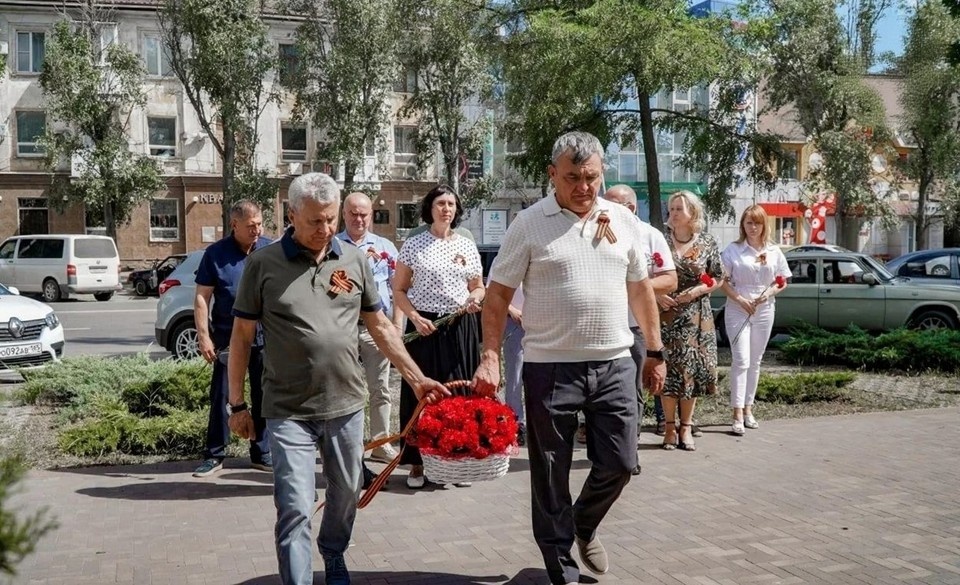    В городе возложили цветы к памятному знаку. Фото - канал МАХ Сергея Золотарева