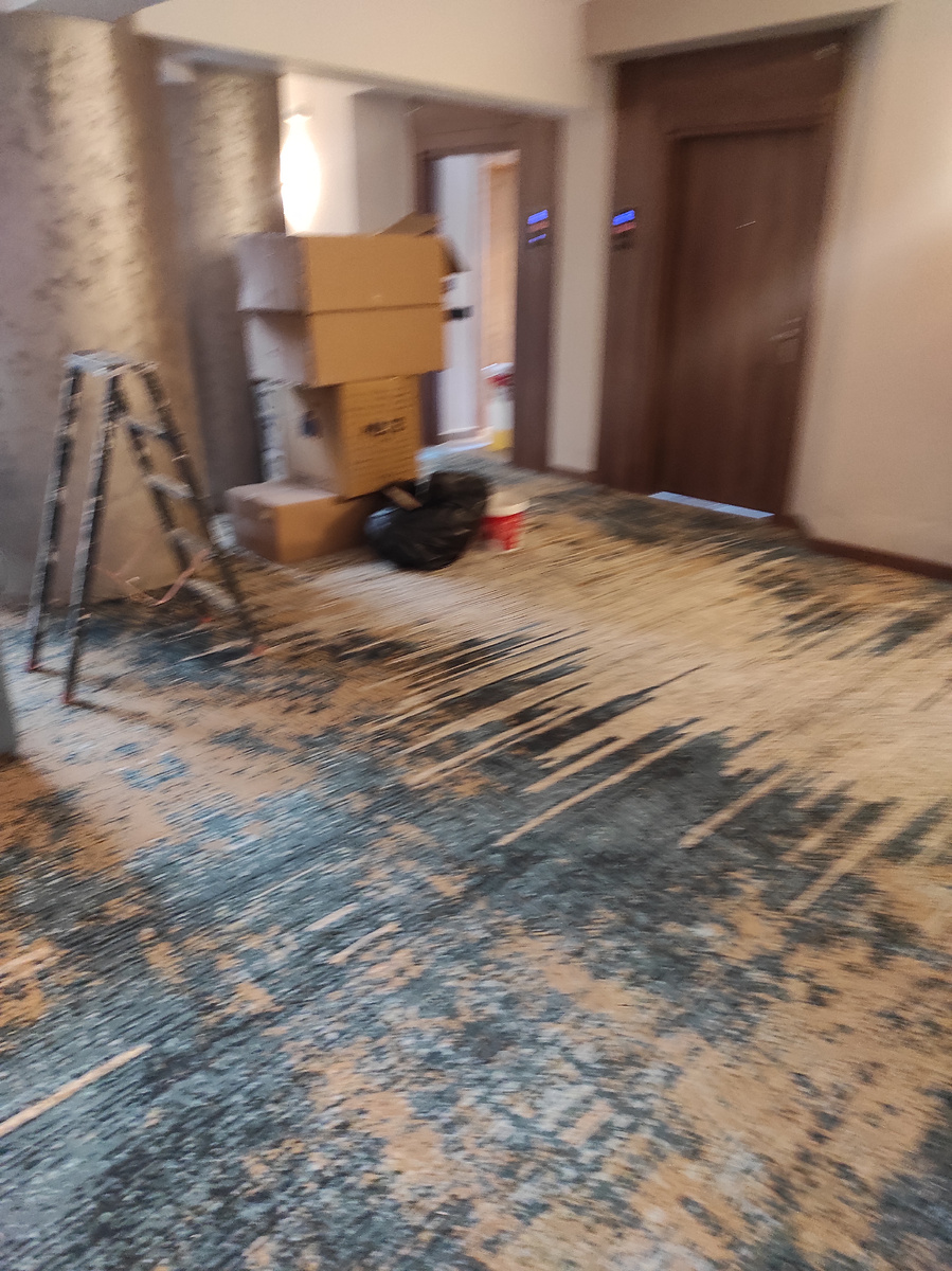 Активно убирают номера и готовятся к приему гостей. 