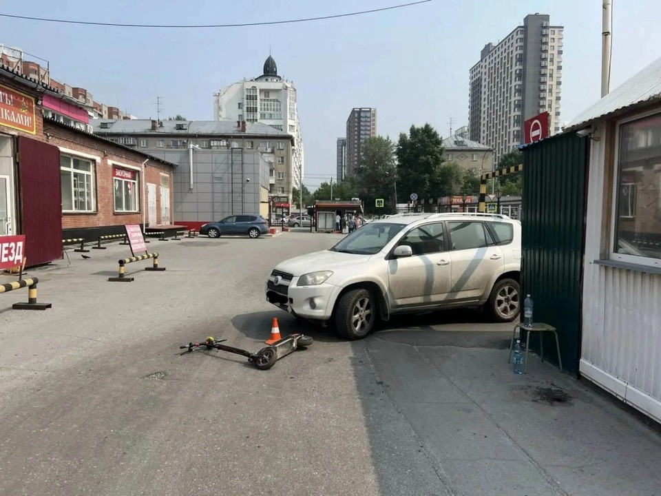    Водитель Toyota RAV4 двигалась по парковке Октябрьского рынка и столкнулась с электросамокатом. Фото: ГАИ Новосибирской области.