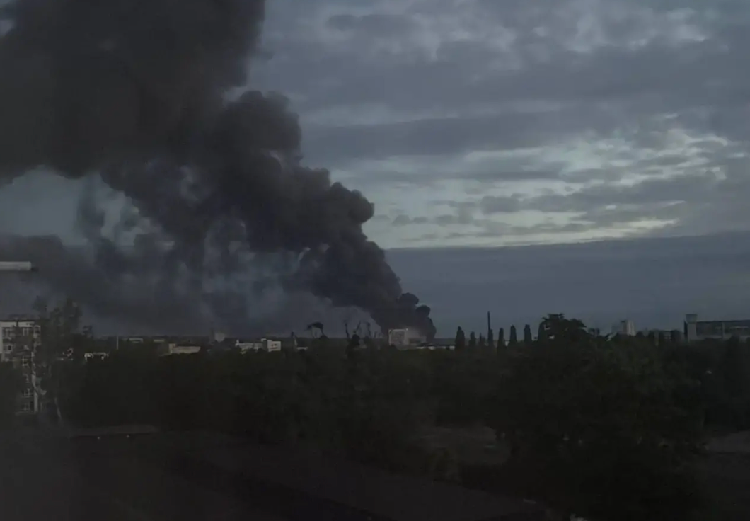 Пока в Харькове догорал эшелон, наши операторы БПЛА «Герань» устроили своё огненное шоу в Одесской области. Не давая противнику опомниться, дроны-камикадзе точно отработали по объектам в районе порта Ильичёвск. Целями стали крупная стоянка военного грузового транспорта, готового к переброске техники на фронт, и два судна, которые использовались для переброски грузов в интересах ВСУ. Хвалёная ПВО, прикрывающая порты, снова оказалась бессильна. «Герани» дошли до целей, превратив их в пылающие руины.