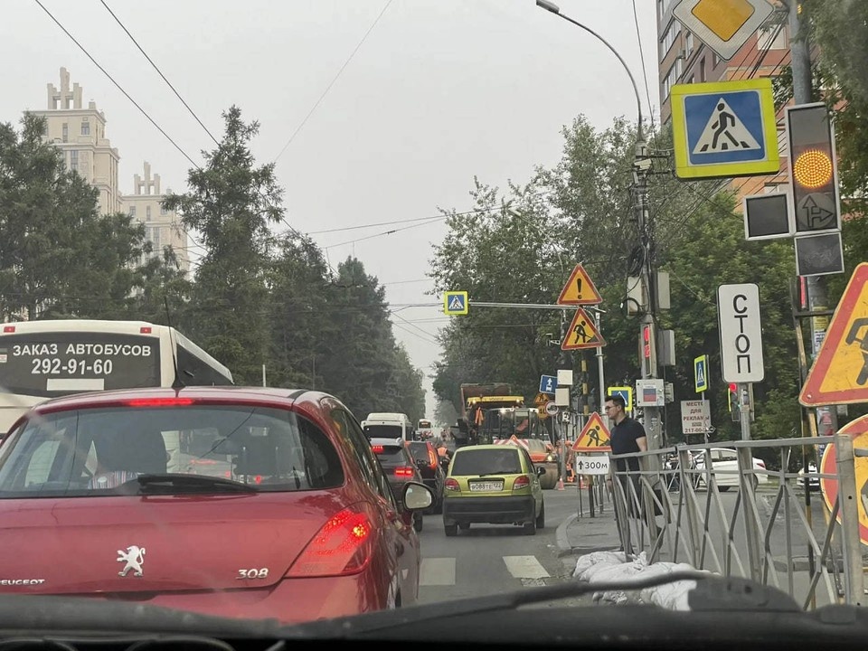    Также пробки образовались на прилегающих улицах Жуковского и Аэропорт. Дарья СИДОРЕНКО