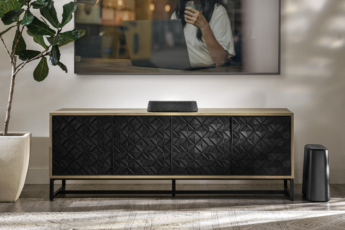 Саундбар Polk Audio MagniFi Mini AX в конфигурации 3.1 с беспроводным сабвуфером