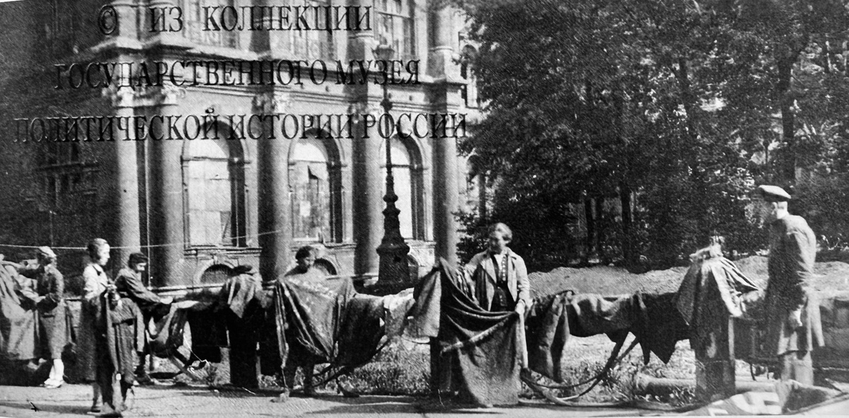 Просушка знамён из фондов Государственного музея Революции во дворе Зимнего дворца. Ленинград. 1944г.