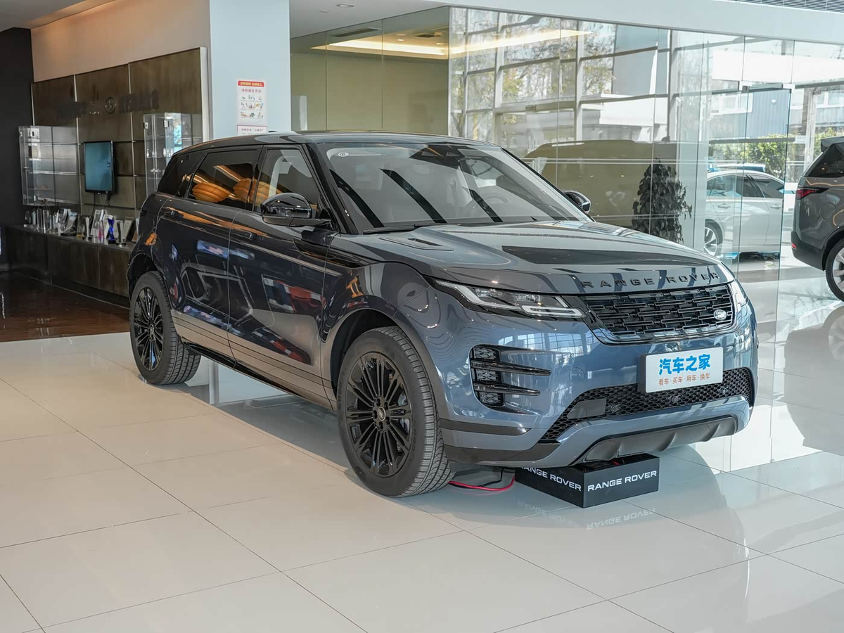 Новенький кроссовер Range Rover Evoque L в салоне китайского дилера