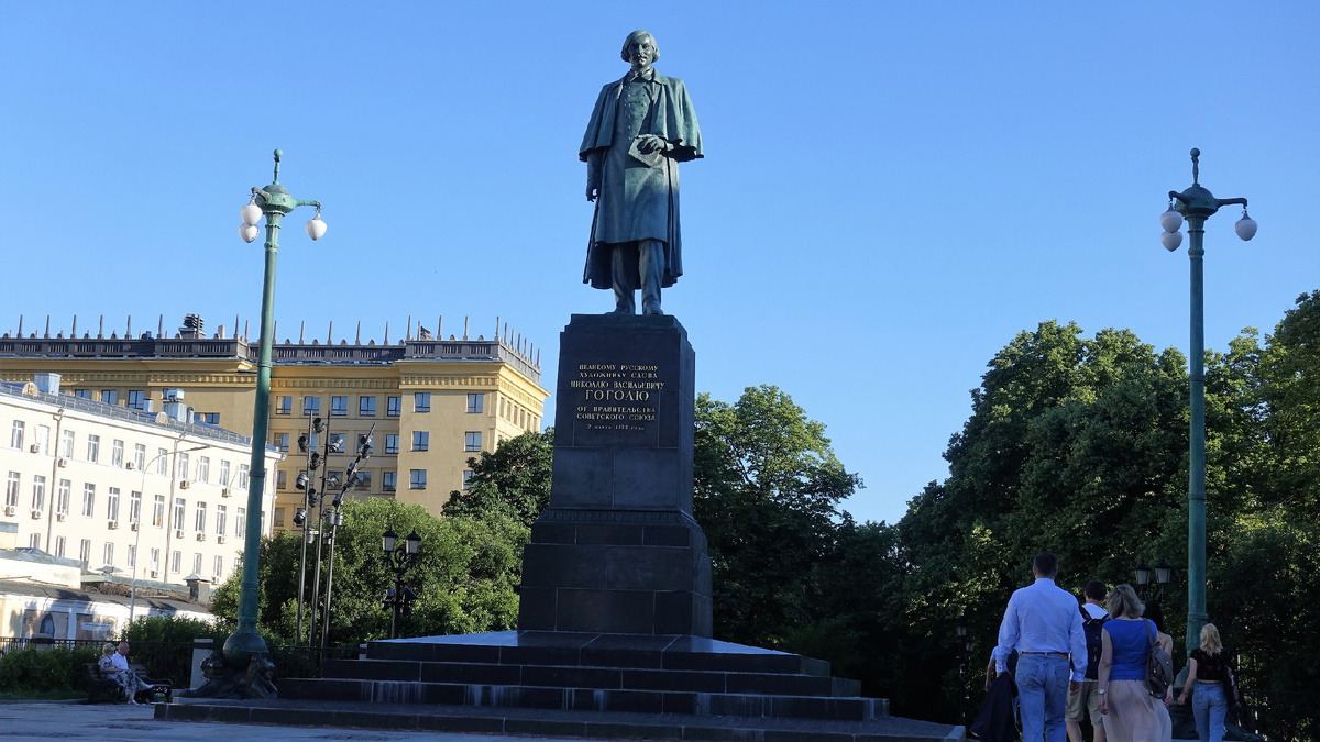 Памятник Гоголю стоящий на бульваре со стороны Арбатской площади в наши дни