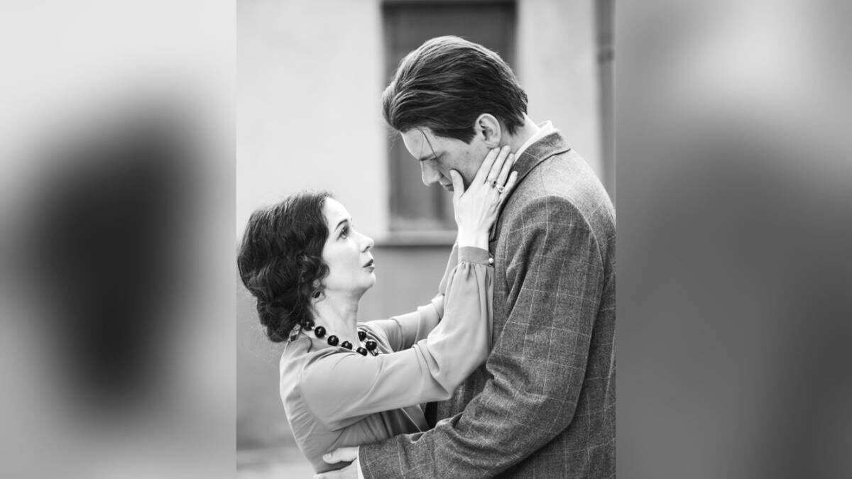    Кадр из сериала «Лиля»: Мария Смольникова в образе Лили Брик и Андрей Максимов в роли Владимира Маяковского / Фото: Анна Митрохина / Студия «Русский проект»