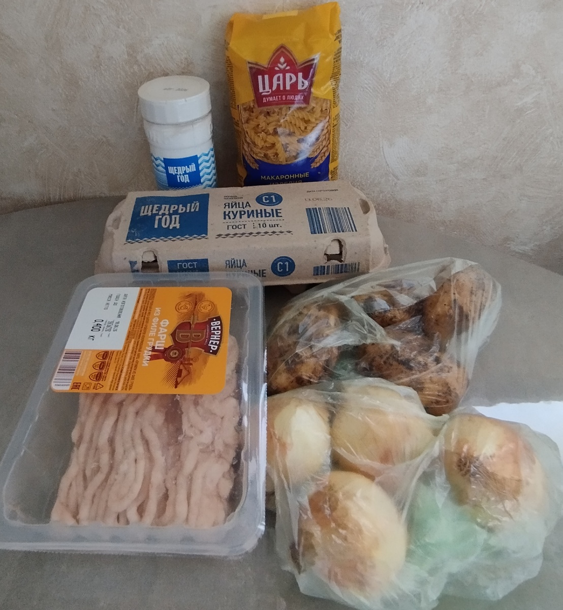 Соль, макаронные изделия, яйцо куриное, фарш из куриной грудки, морковь, лук репчатый. ЗДЕСЬ и далее фото автора и(или) из личного архива автора, если не указано иначе.