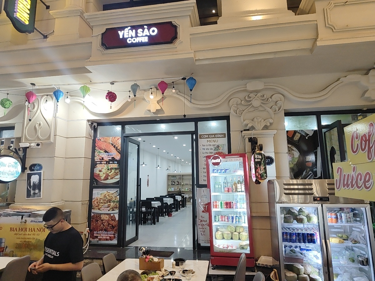 Ресторан Ẩm Thực Nha Trang  на острове Хон Тре (Хон ЧЕ) в Нячанге, Вьетнам. Развлекательный комплекс Vinpearl Harbour