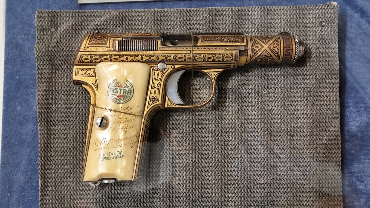 9 мм пистолет Astra (Испания) образца 1922 г., подарок Тимуру Фрунзе от Климента Ворошилова
