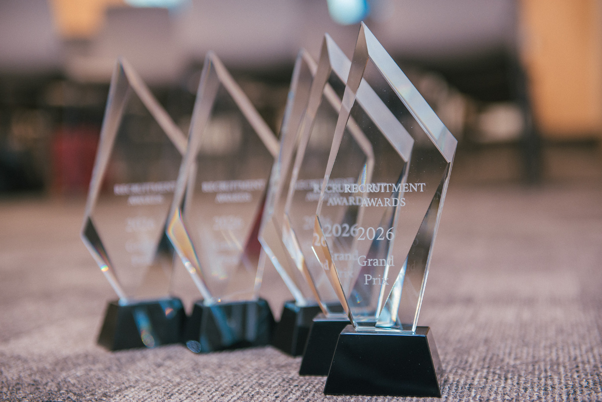 Наградные статуэтки Гран При, врученные победителям Премии RECRUITMENT AWARDS 2026