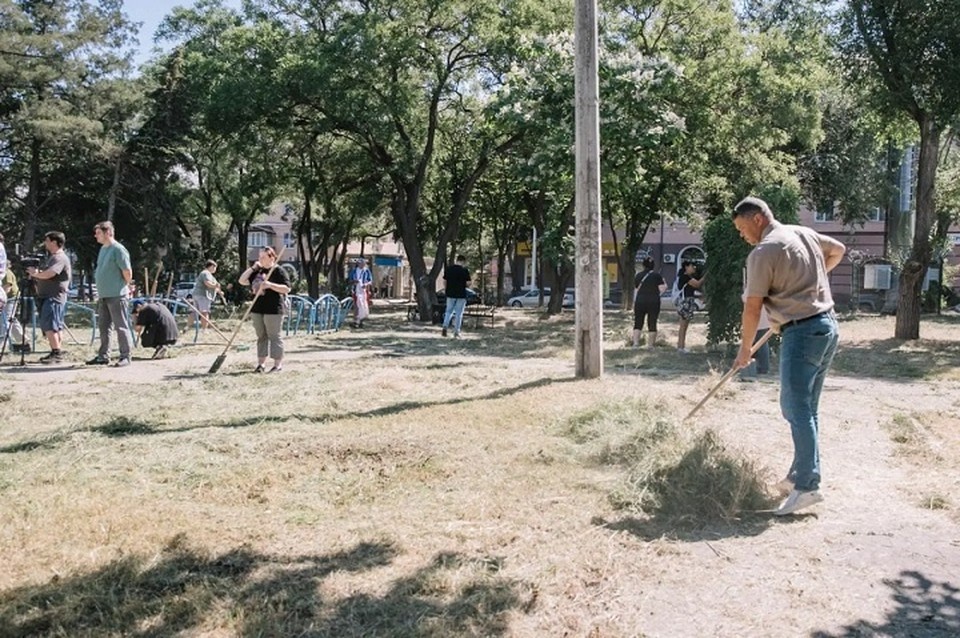    В Мариуполе навели порядок на аллее от проспекта Победы до Пашковского. Фото: Антон Кольцов
