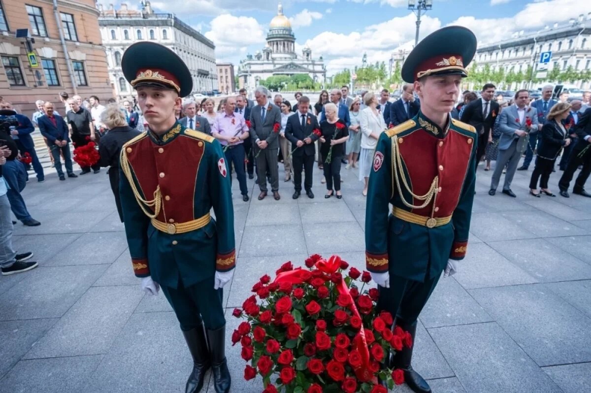    Депутаты ЗакСа почтили память бойцов ЛАНО и народных избранников Ленсовета