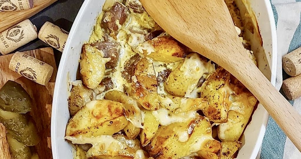 Домашний молодой картофель с мясом под сырным соусом