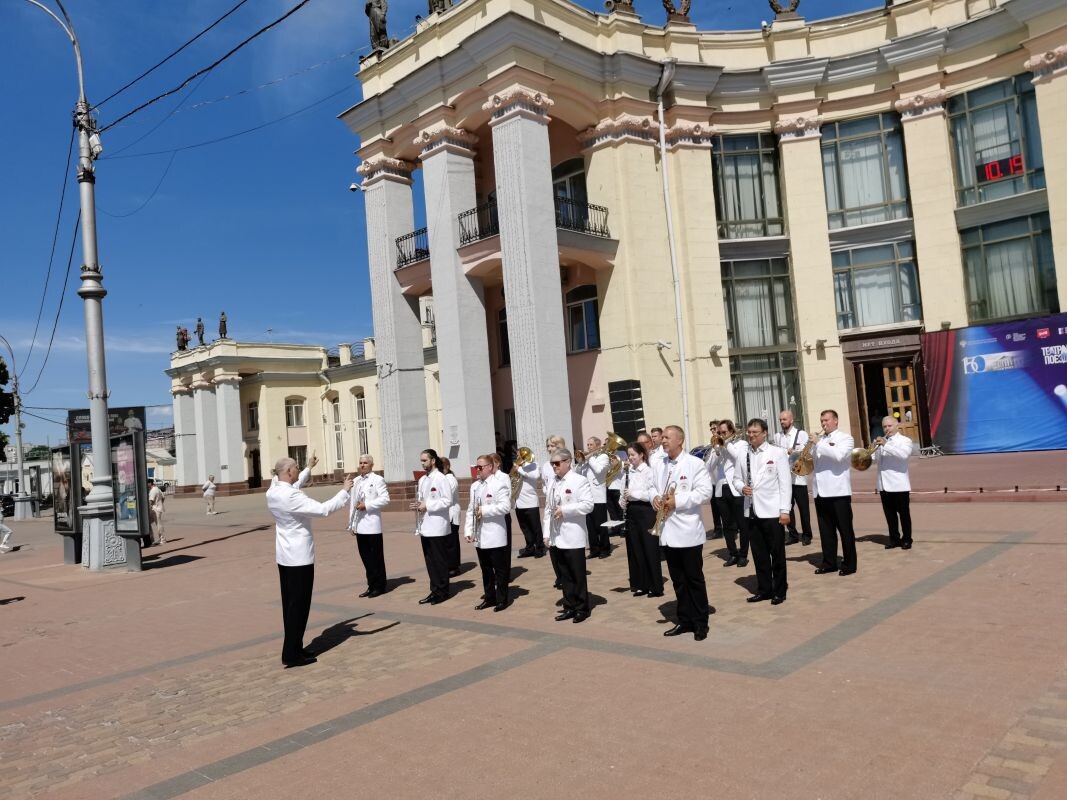     Встречали гостей оркестром