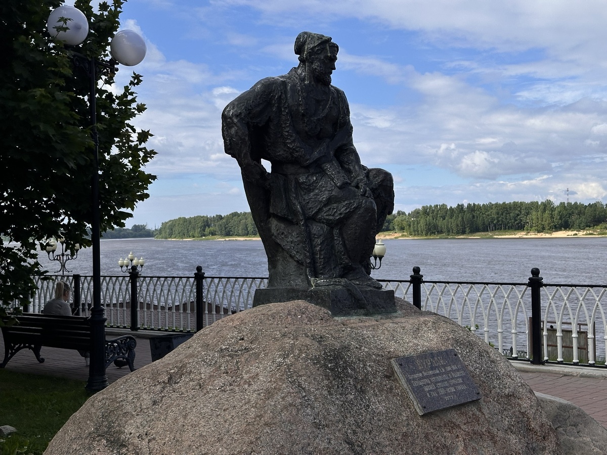 Памятник бурлакам