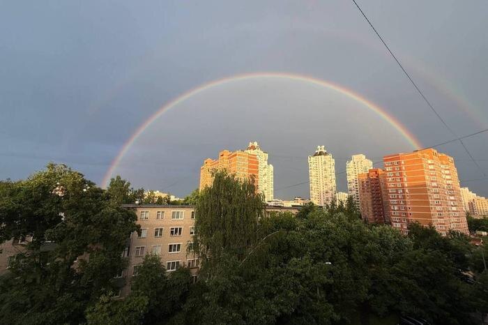 Двойная радуга появилась над Москвой. Обложка © Telegram / Осторожно, Москва