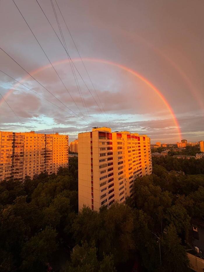 Двойная радуга появилась над Москвой. Фото © Telegram / Осторожно, Москва