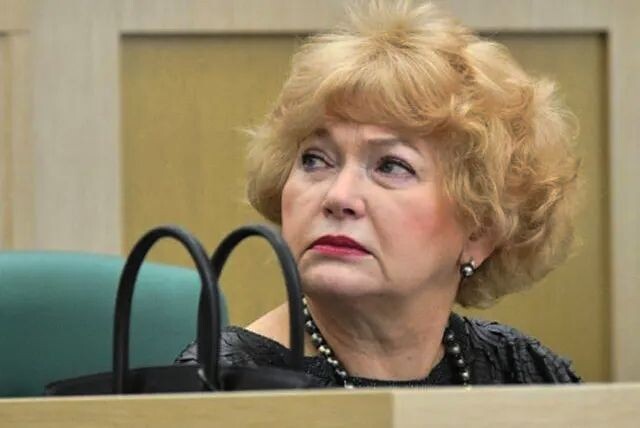 Карьера Людмилы Нарусовой подходит к концу, она может покинуть Совет Федерации, по мнению многих россиян