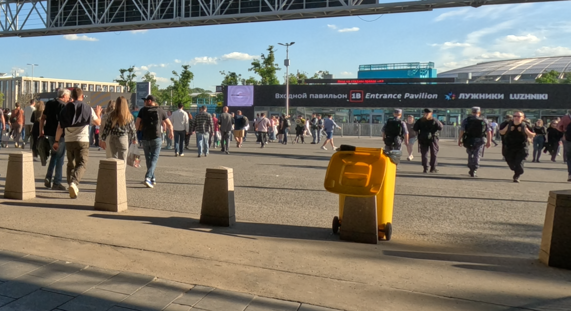 Полиция с народом, то есть, в толпе =) Один милиционер недовольно произнёс, проходя мимо меня: "Ну вот, опять началось, концерты эти". Это служба, мой друг, роптать не стоит — на "КИНО" вам не найдётся много работы. Кстати, и зрители, и полиция, вели себя исключительно мирно и корректно, что, безусловно, пошло на пользу и тем, и другим. Всегда бы так. Был и прорыв — теперь 60 тысяч человек запускают не в одну дверь, а в разные. Правда, многие упорно лезут в одну, для избегания чего служащие стадиона и полицейские настойчиво зазывают всех проходить там, где открыто.