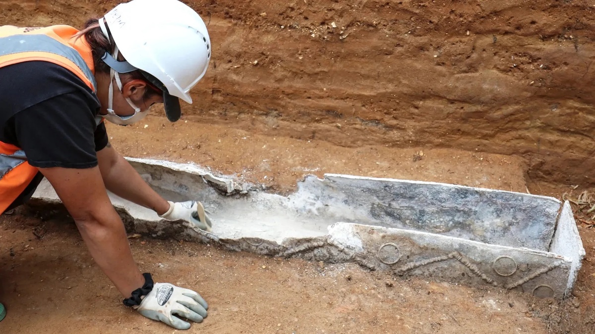 Недавно открытый свинцовый саркофаг римской эпохи в Колчестере / Colchester Archaeological Trust