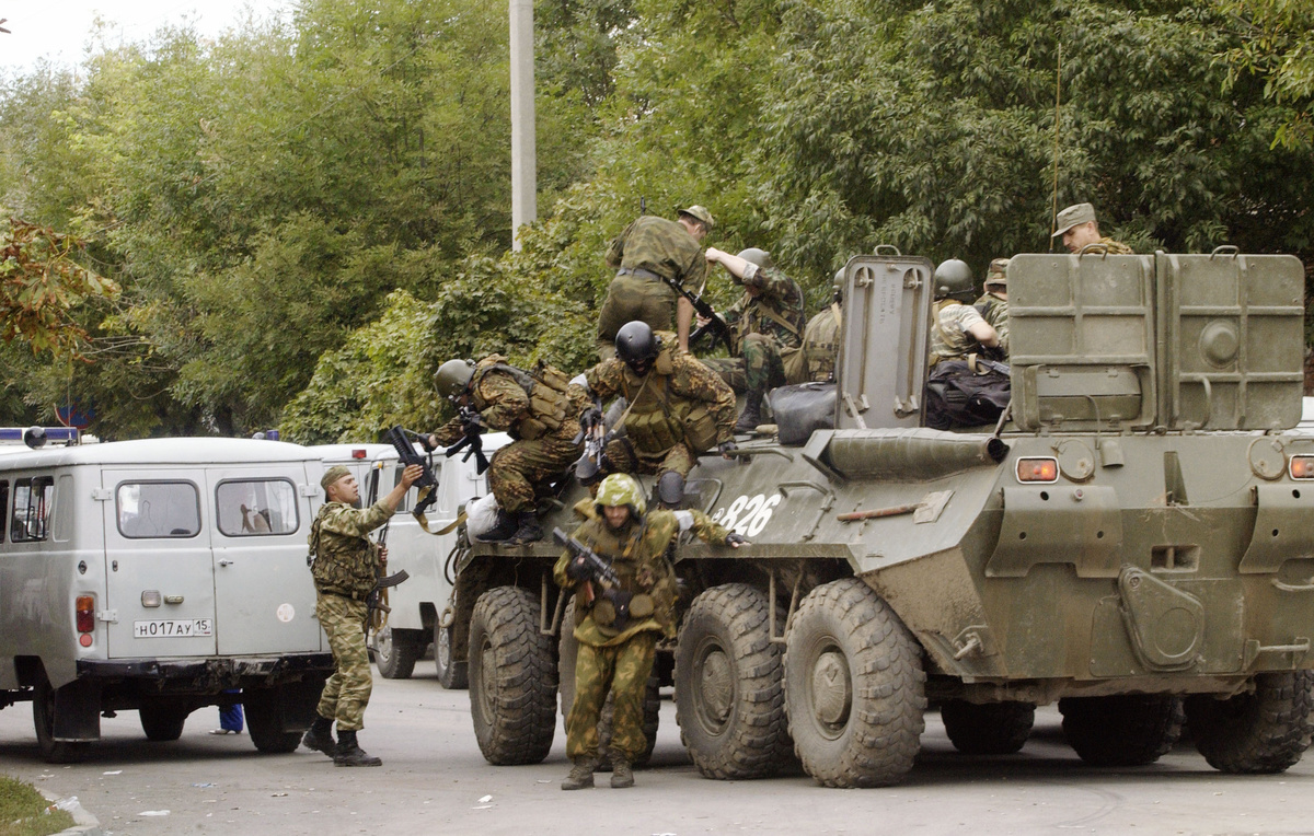    Спецназ у здания захваченной школы в Беслане, 2004 год  Григорий Сысоев/ТАСС