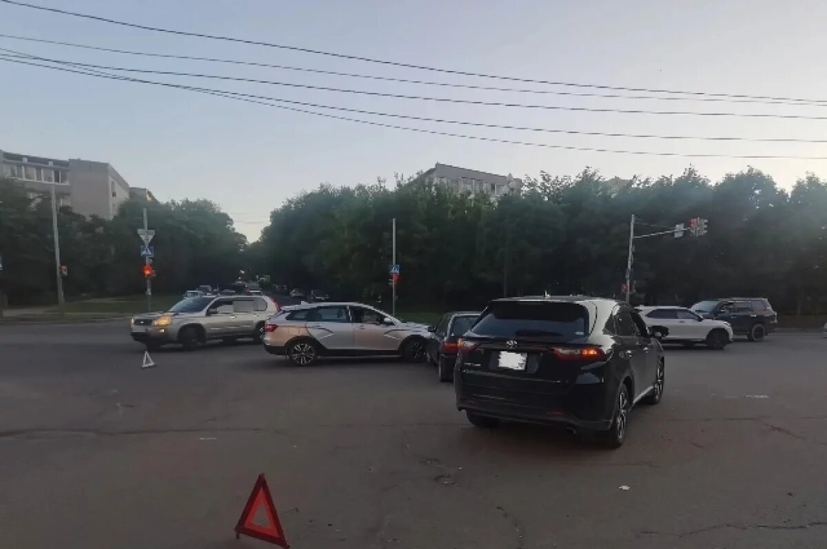    В Хабаровске Toyota Starlet раздавили на Донской