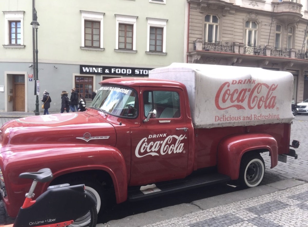 Старый грузовик Coca-Cola привлекает внимание не хуже средневековых башен Праги.
