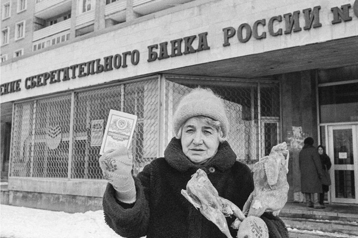 Пенсионерка Н.М. Кирпичникова с покупками, на которые хватило размера компенсации. Фото © ТАСС / Набатов Юрий
