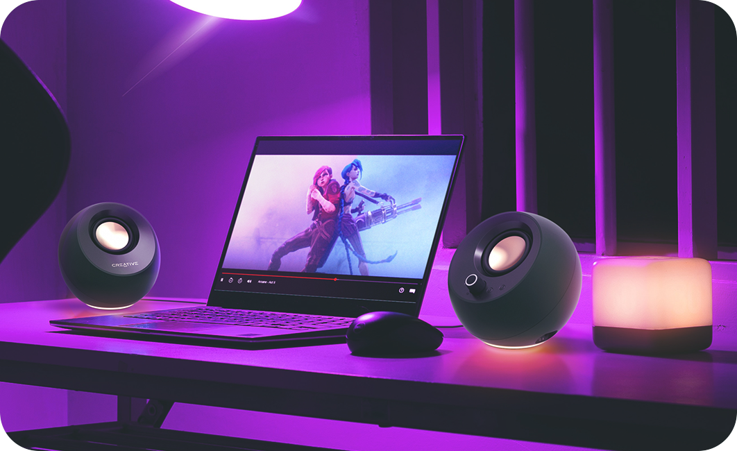 Creative Pebble Pro — компактный вариант 2.0 для небольшого стола: USB-C, Bluetooth и подсветка без отдельного сабвуфера.