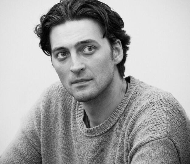 Сломал лицо о лед и женился на литовской аристократке: как Иван Колесников выжил в 90-е и стал звездой