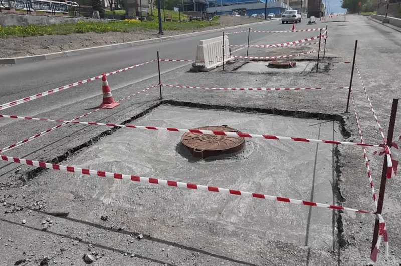Дорожники поднимают колодцы и меняют бордюры на Ленинской в Петропавловске