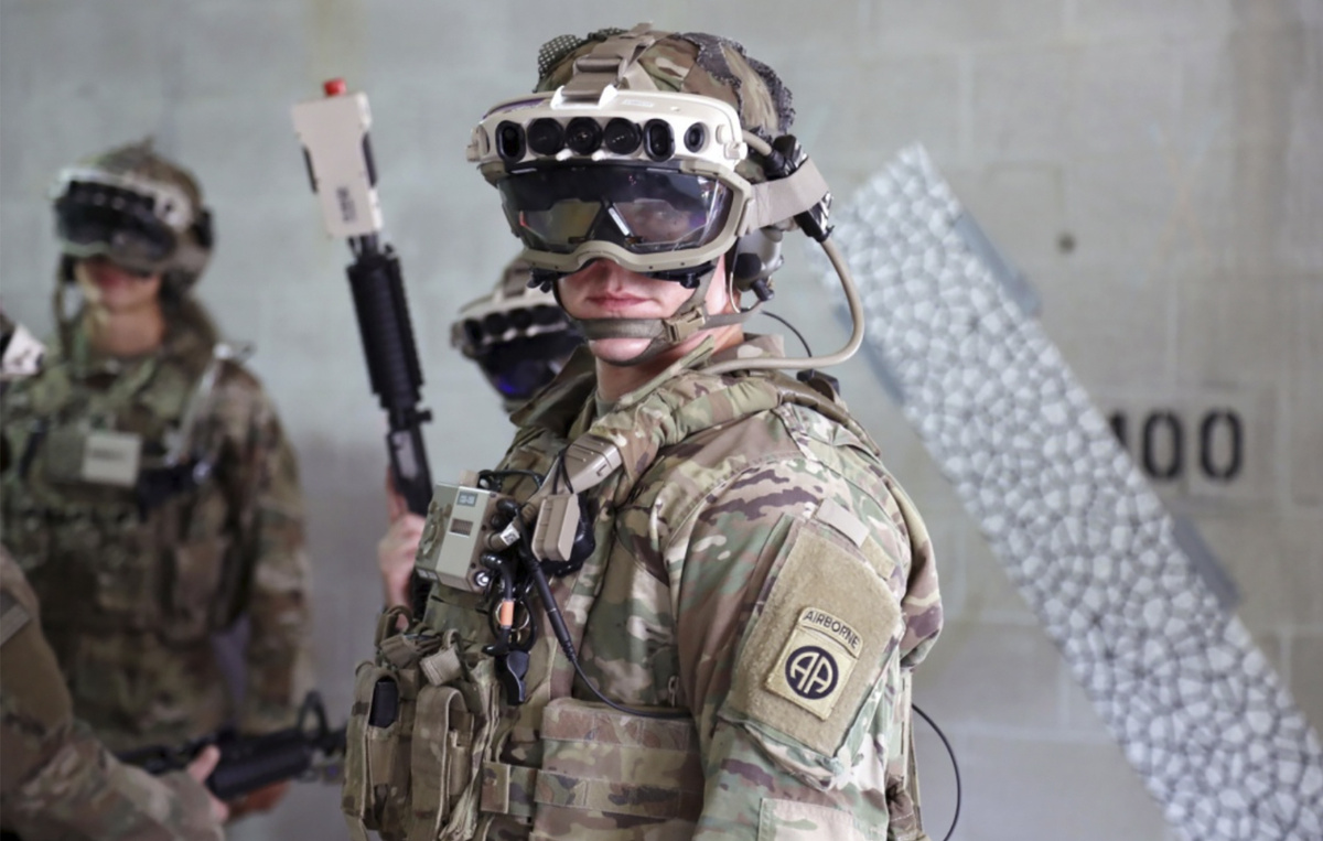    Военнослужащий в очках дополненной реальности IVAS  Courtney Bacon/U.S. Army via AP