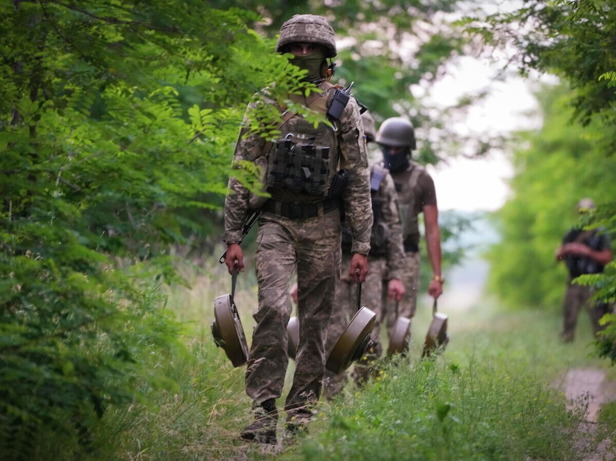    Украинские военные несут противотанковые мины | © AP Photo / Efrem Lukatsky