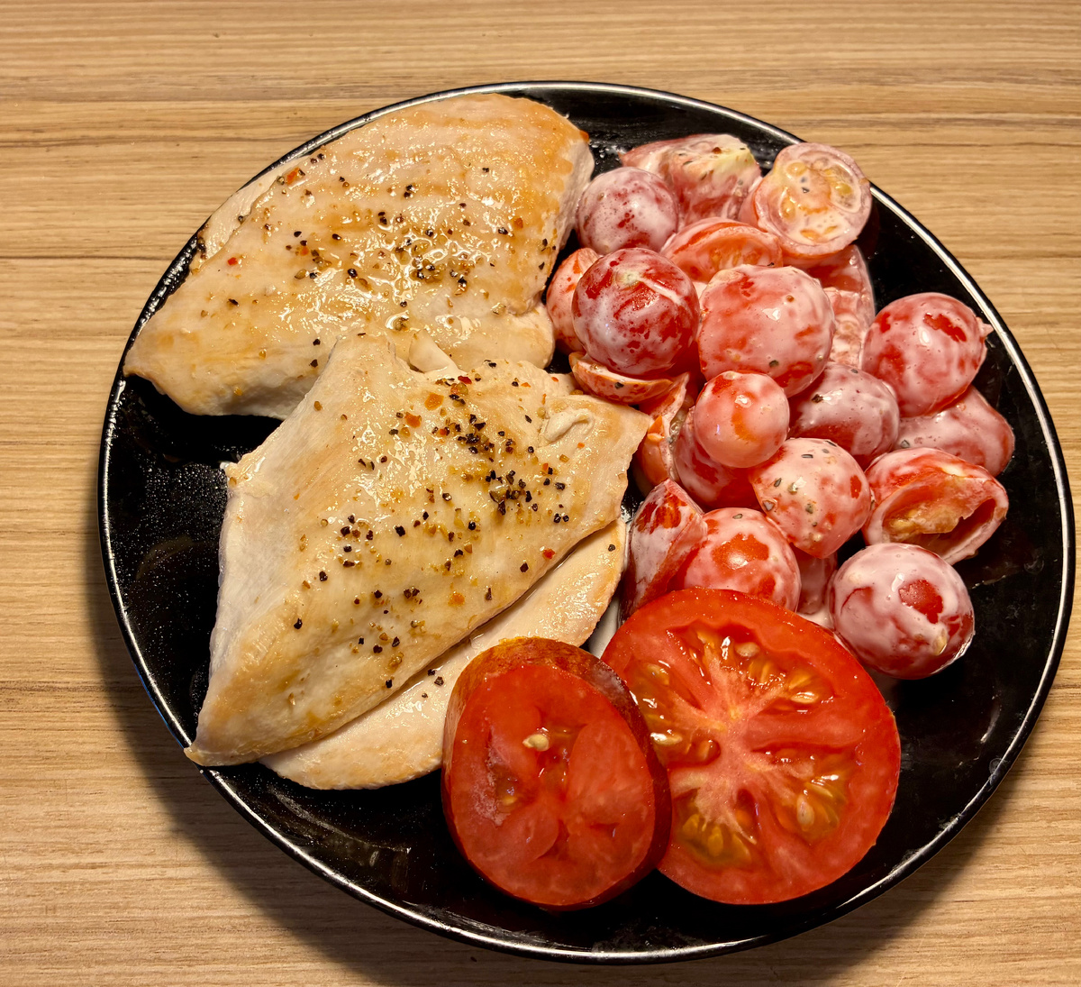 Как приготовить стейки из такого капризного мяса,как куриная грудка,очень просто,главное соблюдать правильный временной режим готовки.Срезаем 2 филе с грудки,если она на кости.Солим и оставляем на 15 минут просолиться.