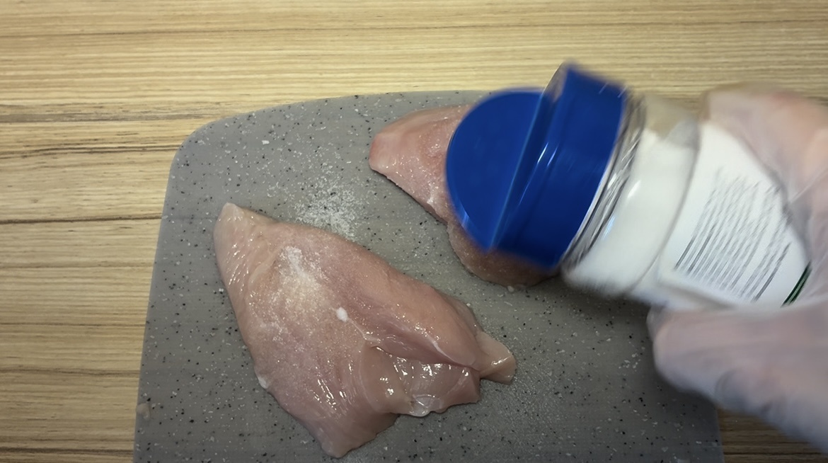 Пока грудочка впитывает усилитель вкуса,берем 2 сорта томатов,один из них должен быть очень сладким,а другой с кислинкой,либо кисло-сладкий.У меня это томаты с моего огорода на балконе,сорта Гаргамель и Видимо-Невидимо