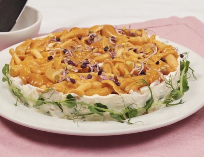 Салат с маринованными опятами и копченой куриной грудкой