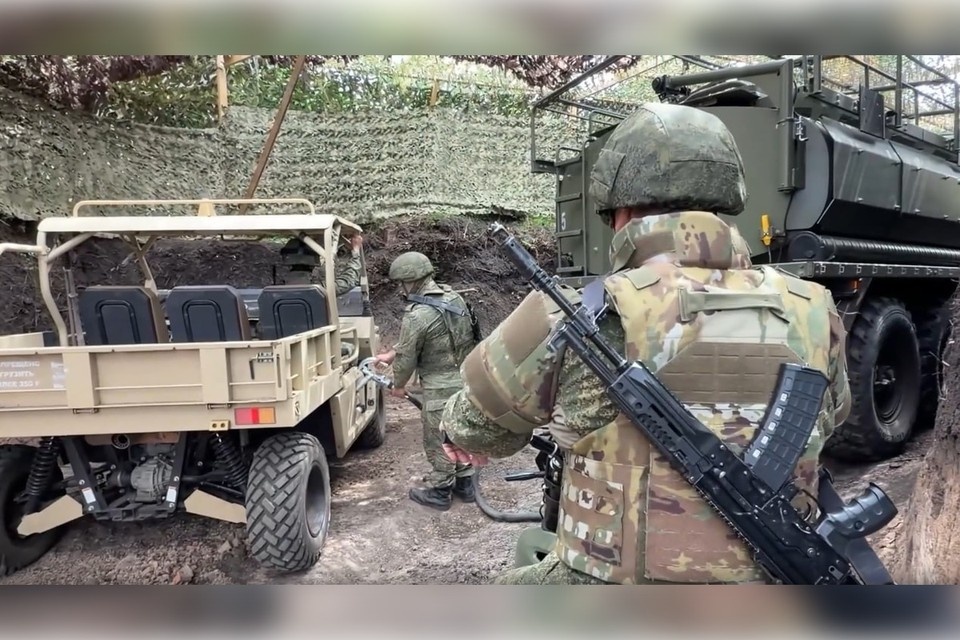    Идет заправка военной техники быстро и с мерами защиты. Фото: Минобороны РФ