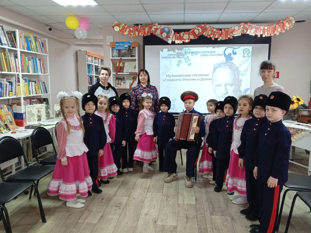    В центральной  детской библиотеке имени И. А. Докукина "Наша газета"