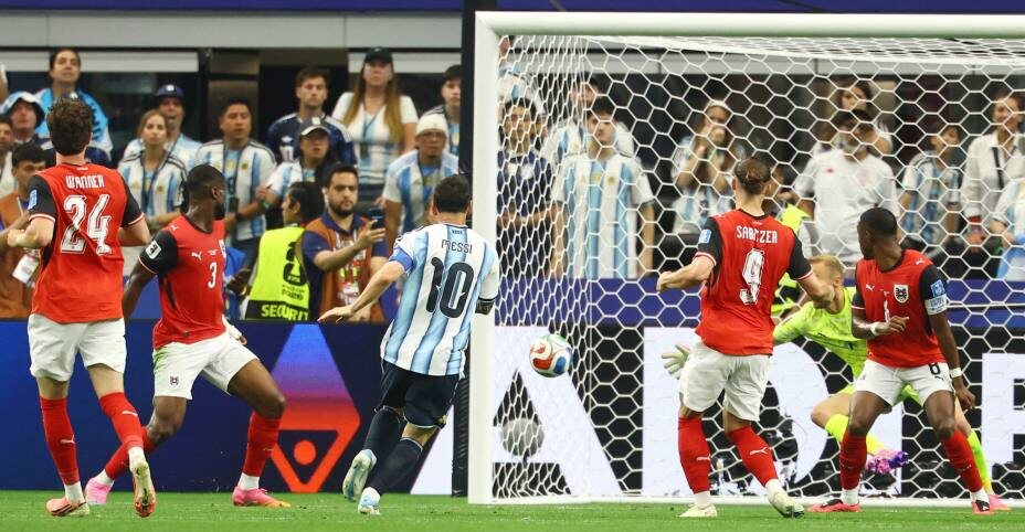    Так Лионель Месси забил свой рекордный 17-й гол на чемпионатах мира. Фото: REUTERS/Kai Pfaffenbach